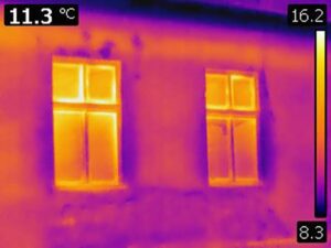 Thermal camera display showing heat loss around a window